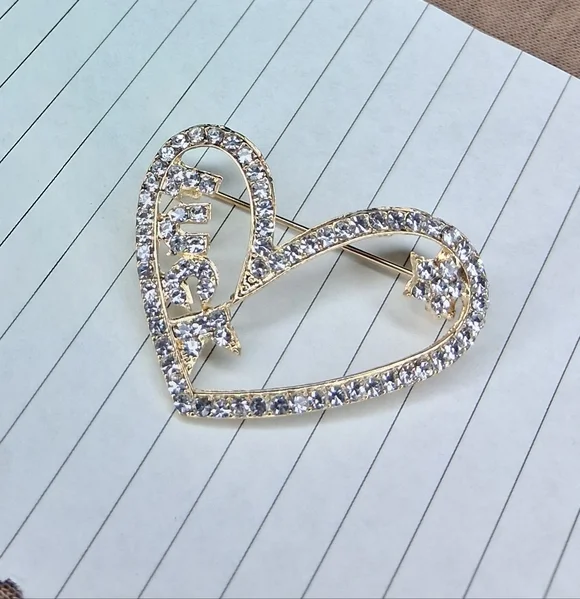 Pretty Brooch - Picture 2 of 2